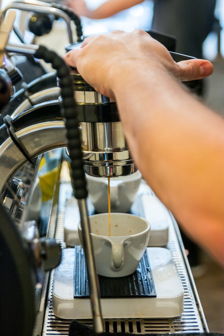 Read more about the article Punya Alat Pembuat Kopi Di rumah? Begini Cara Membersihkan Mesin Espresso agar Tetap Awet